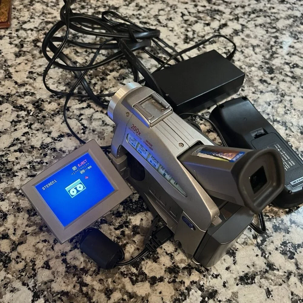 Canon ZR20 MiniDV Flip LCD Camcorder Digital Video Camera W/ Remote FOR PARTS